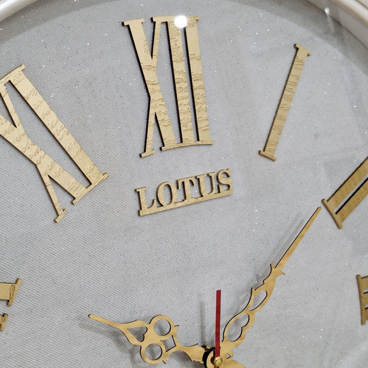 ساعت دیواری سفید 65 سانتیمتری فایبر با اعداد رومی طلایی از نمای نزدیک اعداد