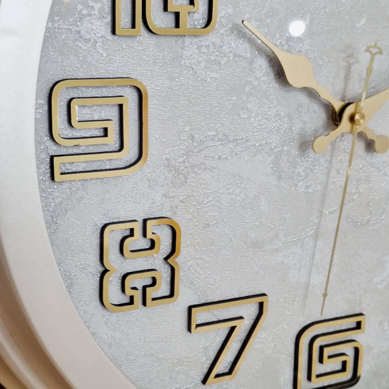 ساعت دیواری سفید 40 سانتی‌متری فایبر با اعداد برجسته طلایی نمای دیگر