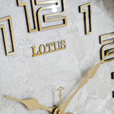 ساعت دیواری سفید 40 سانتیمتری فایبر با اعداد برجسته طلایی نمای نزدیک عقربه ها