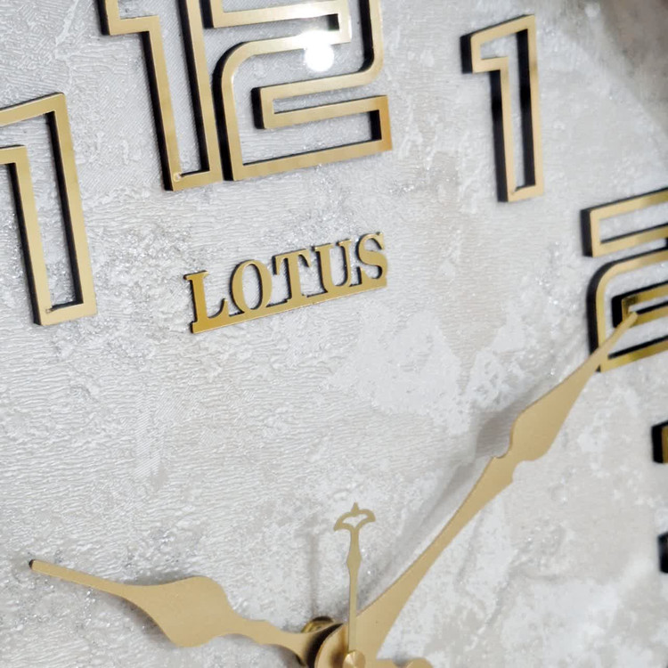 ساعت دیواری سفید 40 سانتیمتری فایبر با اعداد برجسته طلایی نمای نزدیک عقربه ها