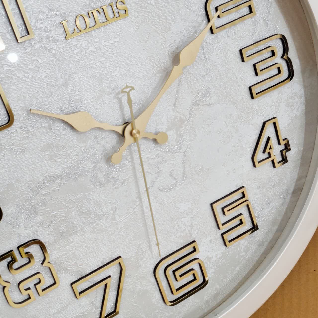 ساعت دیواری سفید 40 سانتی‌متری فایبر با اعداد برجسته طلایی نمای نزدیک