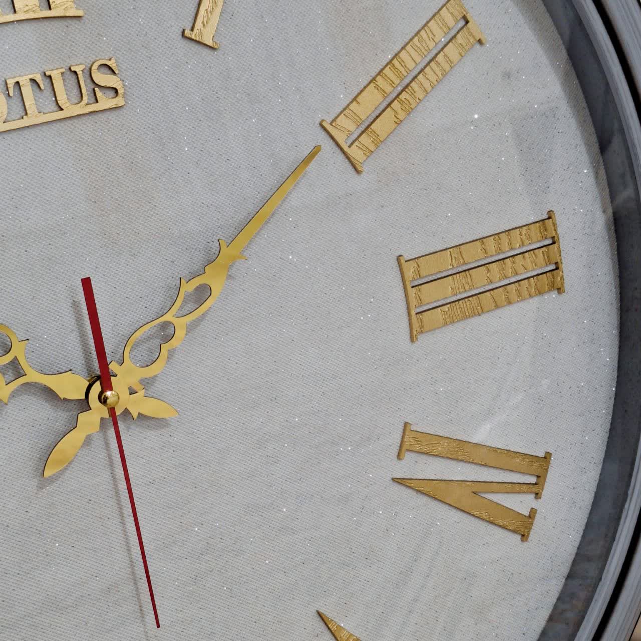 ساعت دیواری طوسی 65 سانتی‌متری فایبر با اعداد رومی طلایی از نمای نزدیک اعداد