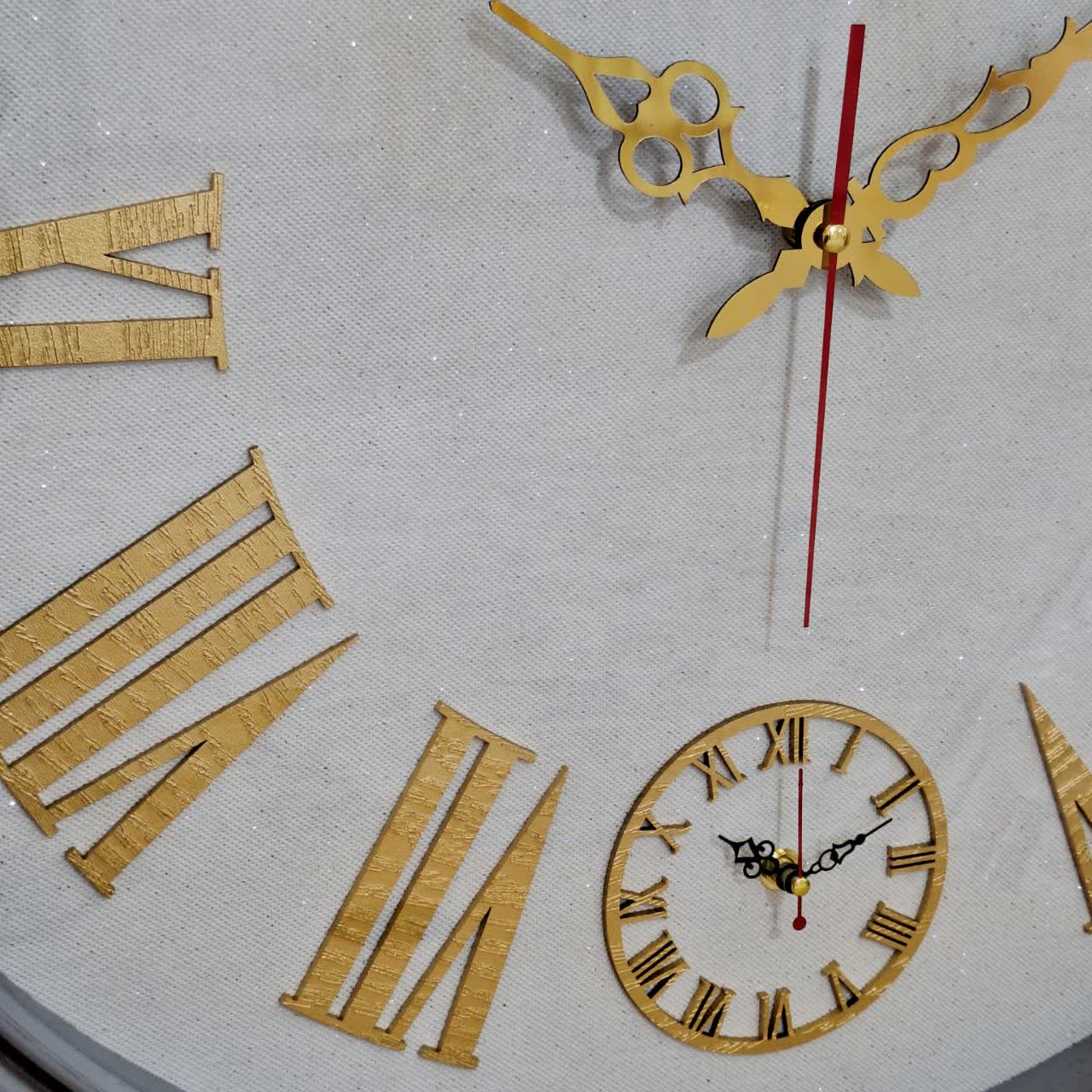 ساعت دیواری طوسی 65 سانتی‌متری فایبر با اعداد رومی طلایی از نمای نزدیک موتور دوم