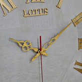 ساعت دیواری طوسی 65 سانتیمتری فایبر با اعداد رومی طلایی از نمای نزدیک