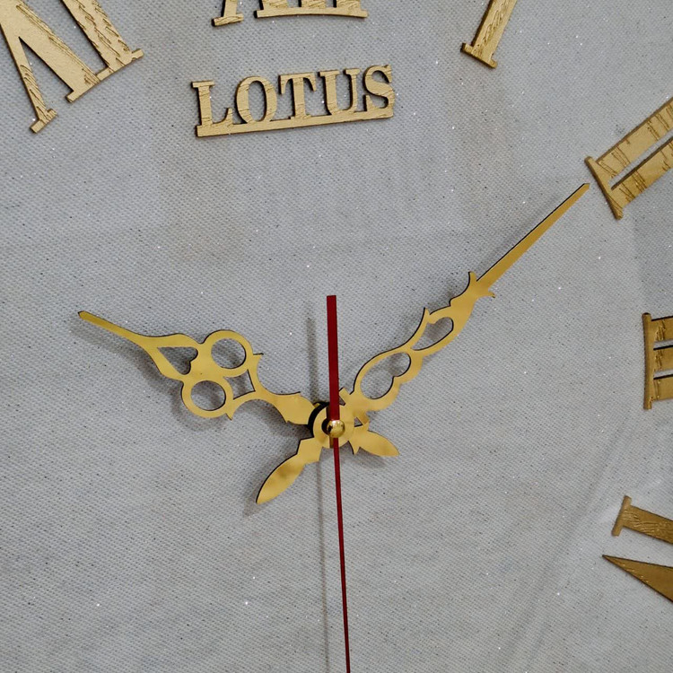 ساعت دیواری طوسی 65 سانتیمتری فایبر با اعداد رومی طلایی از نمای نزدیک