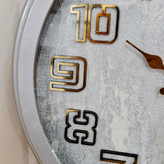 ساعت دیواری طوسی 40 سانتیمتری فایبر از نمای نزدیک اعداد