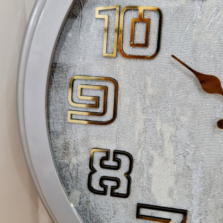 ساعت دیواری طوسی 40 سانتیمتری فایبر از نمای نزدیک اعداد