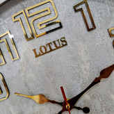 ساعت دیواری طوسی 40 سانتیمتری فایبر از نمای نزدیک عقربه ها