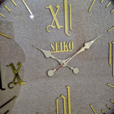 ساعت دیواری قهوهای 70 سانتیمتری چوبی با اعداد رومی طلایی نمای نزدیک