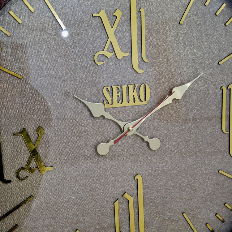 ساعت دیواری قهوهای 70 سانتیمتری چوبی با اعداد رومی طلایی نمای نزدیک