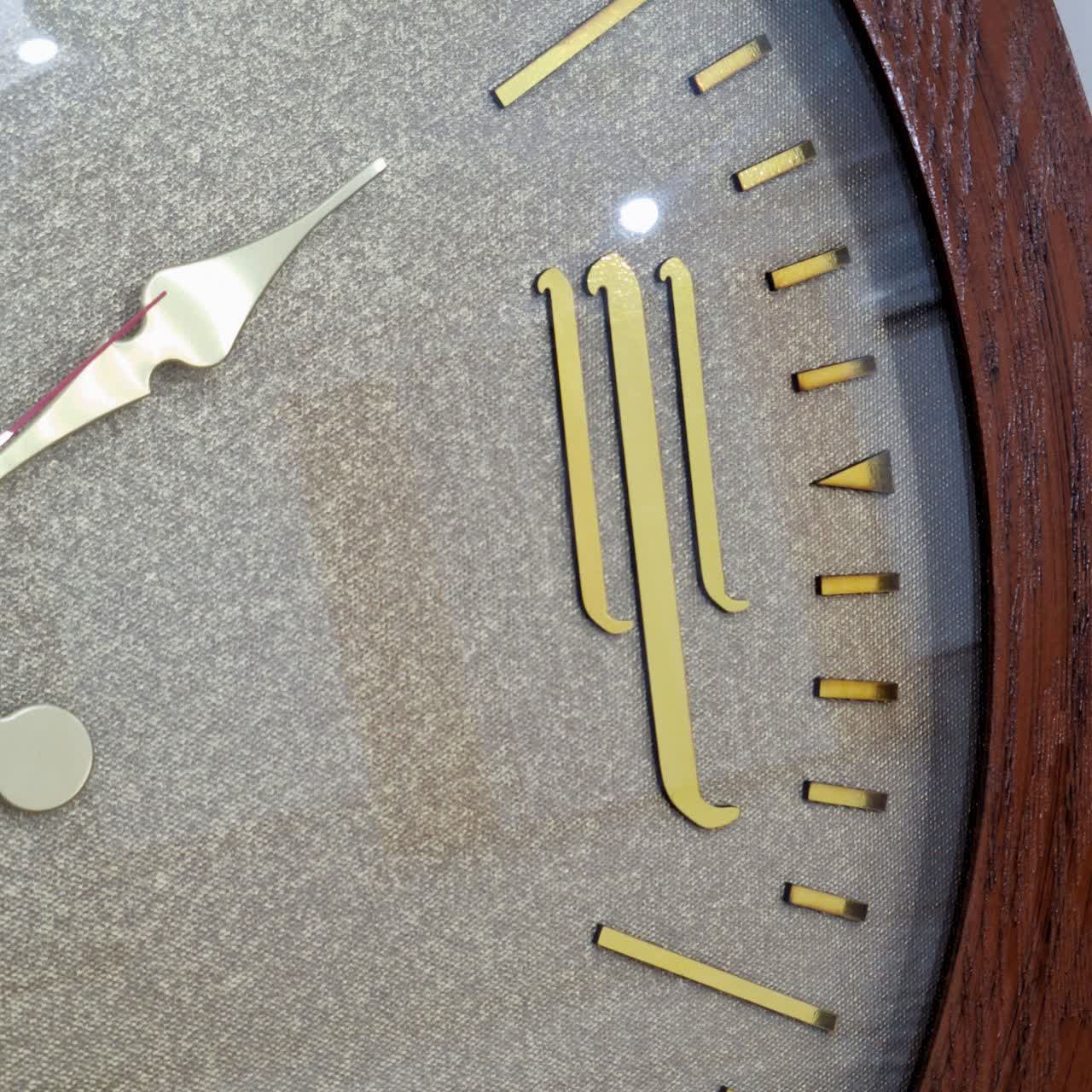 ساعت دیواری قهوهای 70 سانتیمتری چوبی با اعداد رومی طلایی نمای نزدیک اعداد