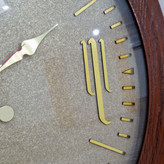 ساعت دیواری قهوهای 70 سانتیمتری چوبی با اعداد رومی طلایی نمای نزدیک اعداد