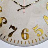ساعت دیواری سفید 70 سانتیمتری چوبی با اعداد کامل طلایی از نمای نزدیک اعداد