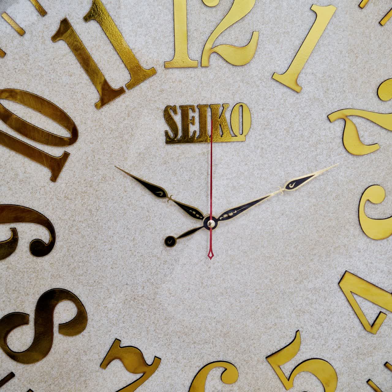 ساعت دیواری سفید 70 سانتیمتری چوبی با اعداد کامل طلایی از نمای نزدیک