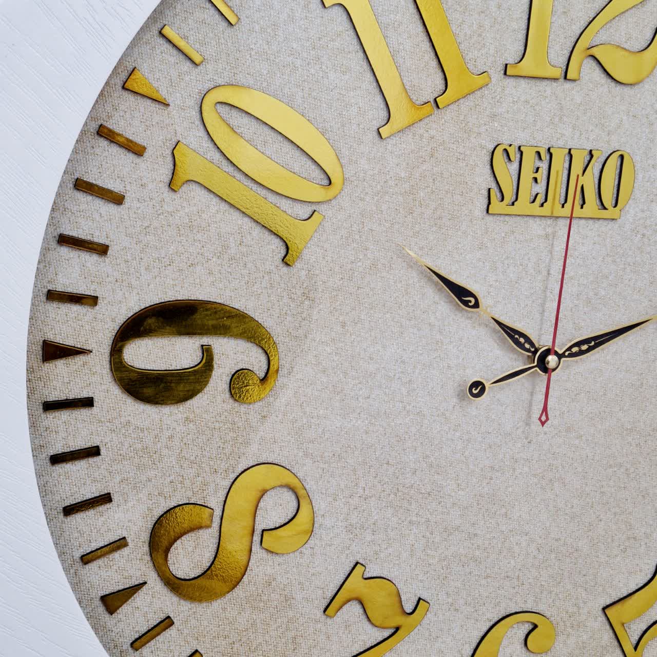 ساعت دیواری سفید 70 سانتیمتری چوبی با اعداد کامل طلایی از نمای دیگر