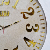 ساعت دیواری سفید 70 سانتیمتری چوبی با اعداد کامل طلایی از نمای نزدیک تر