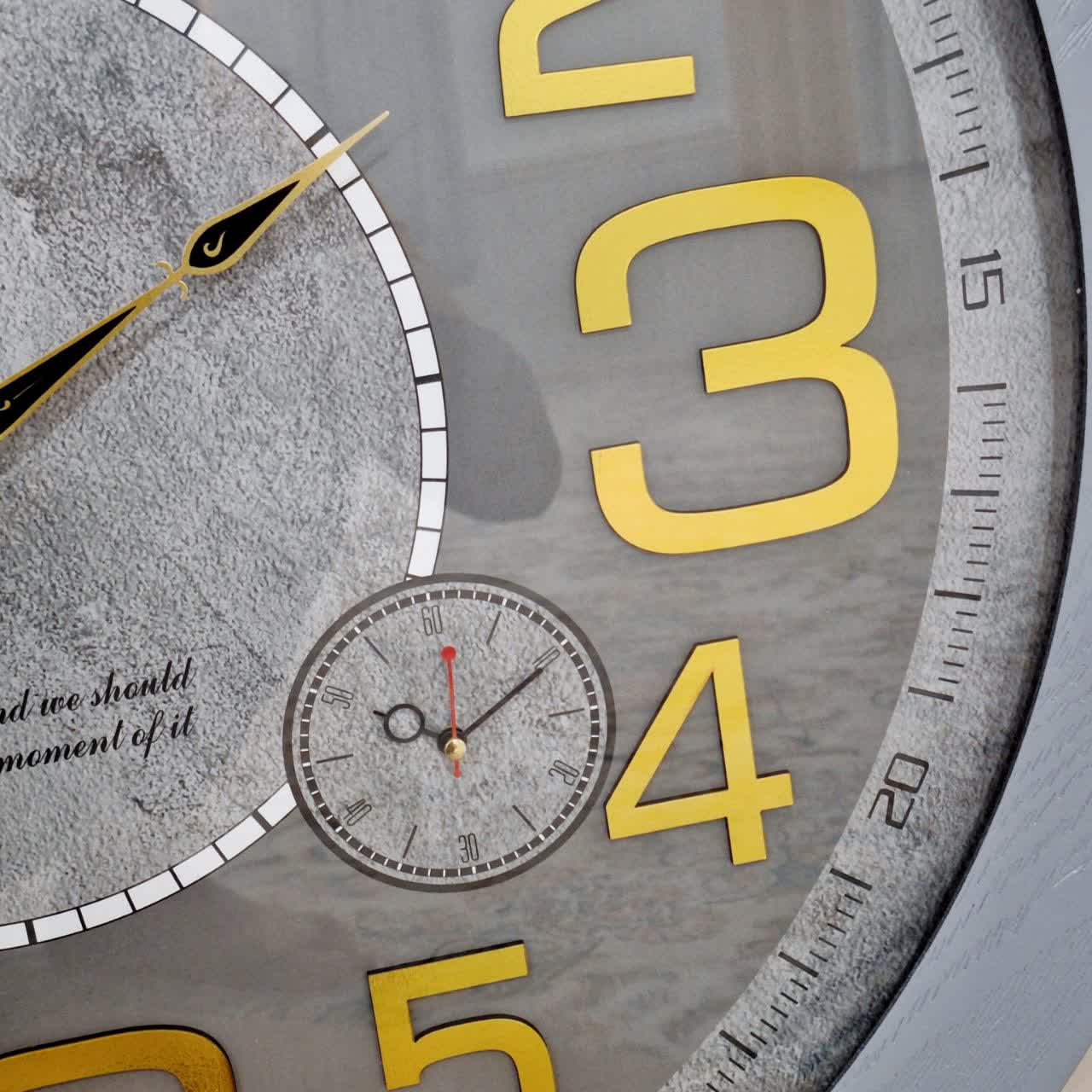 ساعت دیواری طوسی 70 سانتی‌متری چوبی با اعداد کامل طلایی از نمای نزدیک اعداد