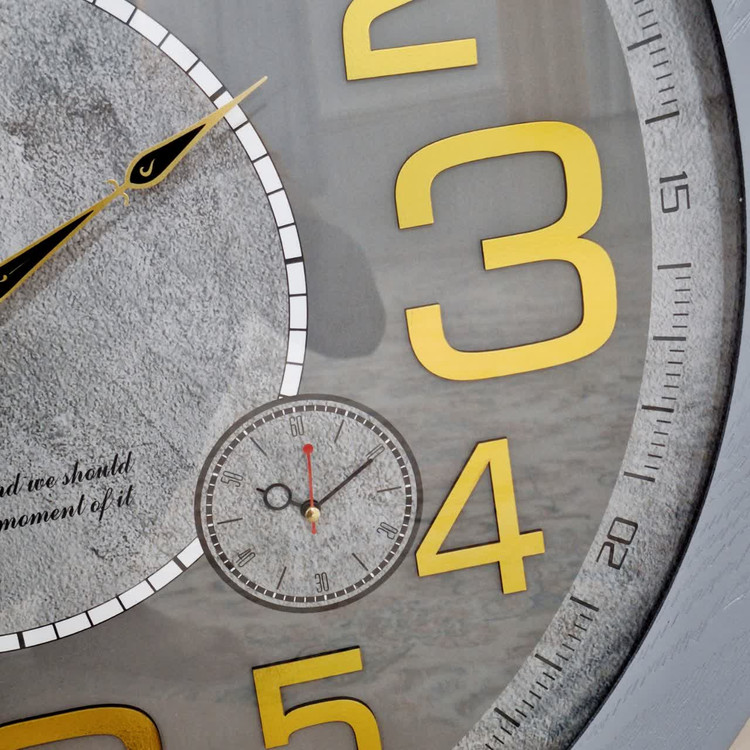 ساعت دیواری طوسی 70 سانتیمتری چوبی با اعداد کامل طلایی از نمای نزدیک اعداد