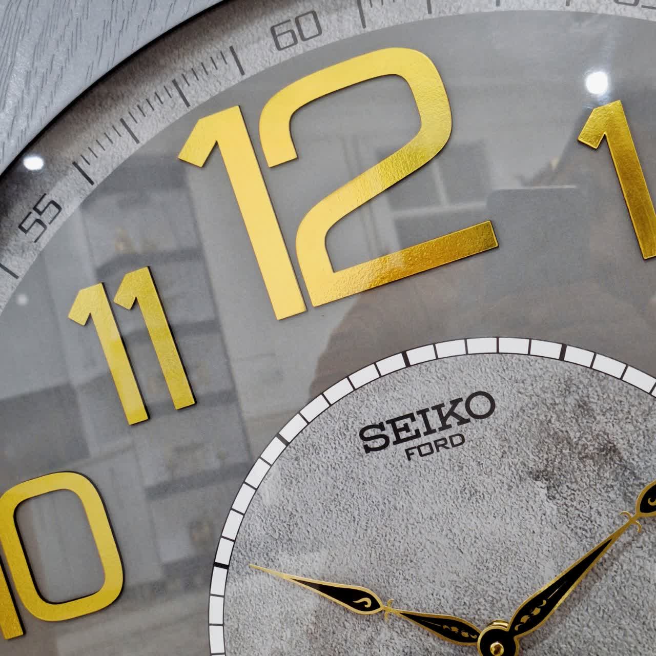 ساعت دیواری طوسی 70 سانتی‌متری چوبی با اعداد کامل طلایی از نمای نزدیک