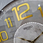 ساعت دیواری طوسی 70 سانتیمتری چوبی با اعداد کامل طلایی از نمای نزدیک