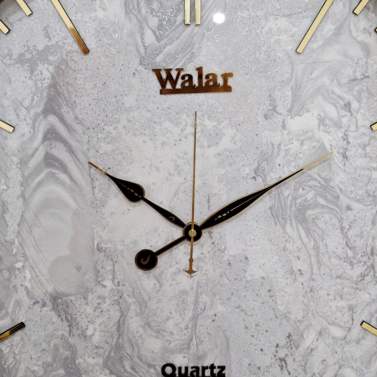 ساعت دیواری طوسی 60 سانتیمتری فایبر با طراحی مینیمال از نمای نزدیک