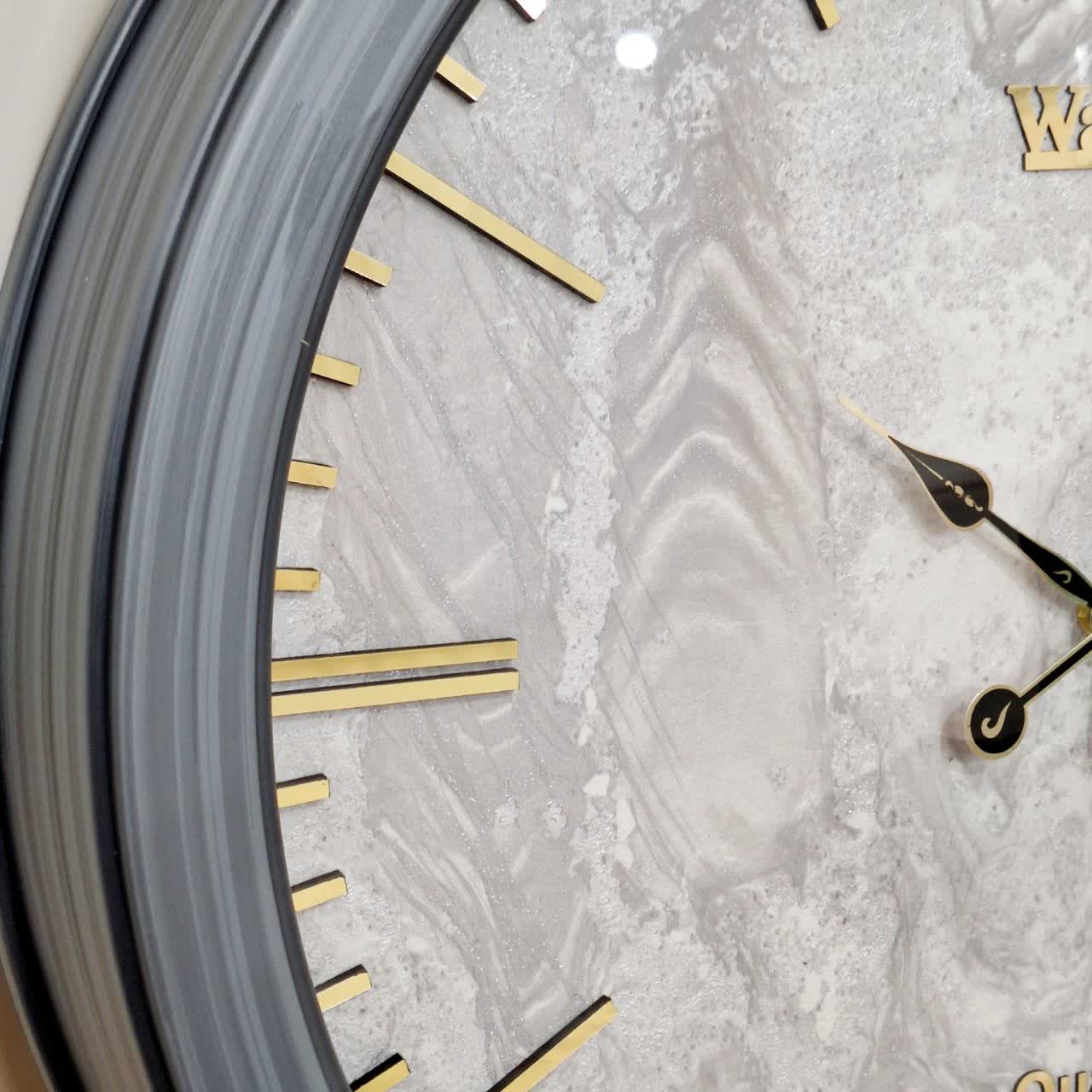 ساعت دیواری طوسی 60 سانتی‌متری فایبر با طراحی مینیمال از نمای نزدیک تر