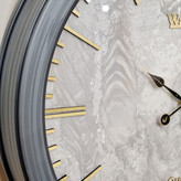 ساعت دیواری طوسی 60 سانتیمتری فایبر با طراحی مینیمال از نمای نزدیک تر