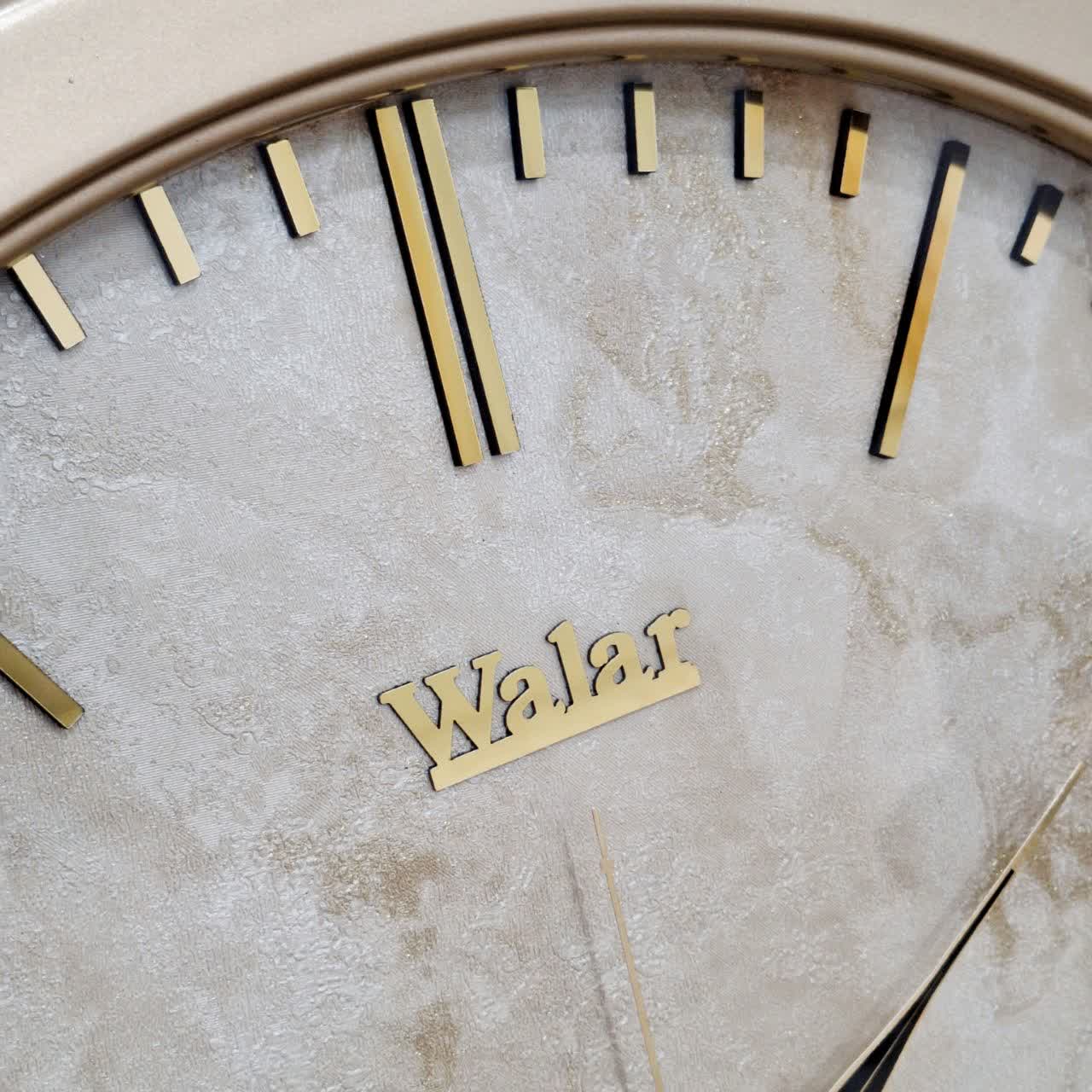 ساعت دیواری بژ فایبر با طراحی مینیمال از نمای نزدیک تر