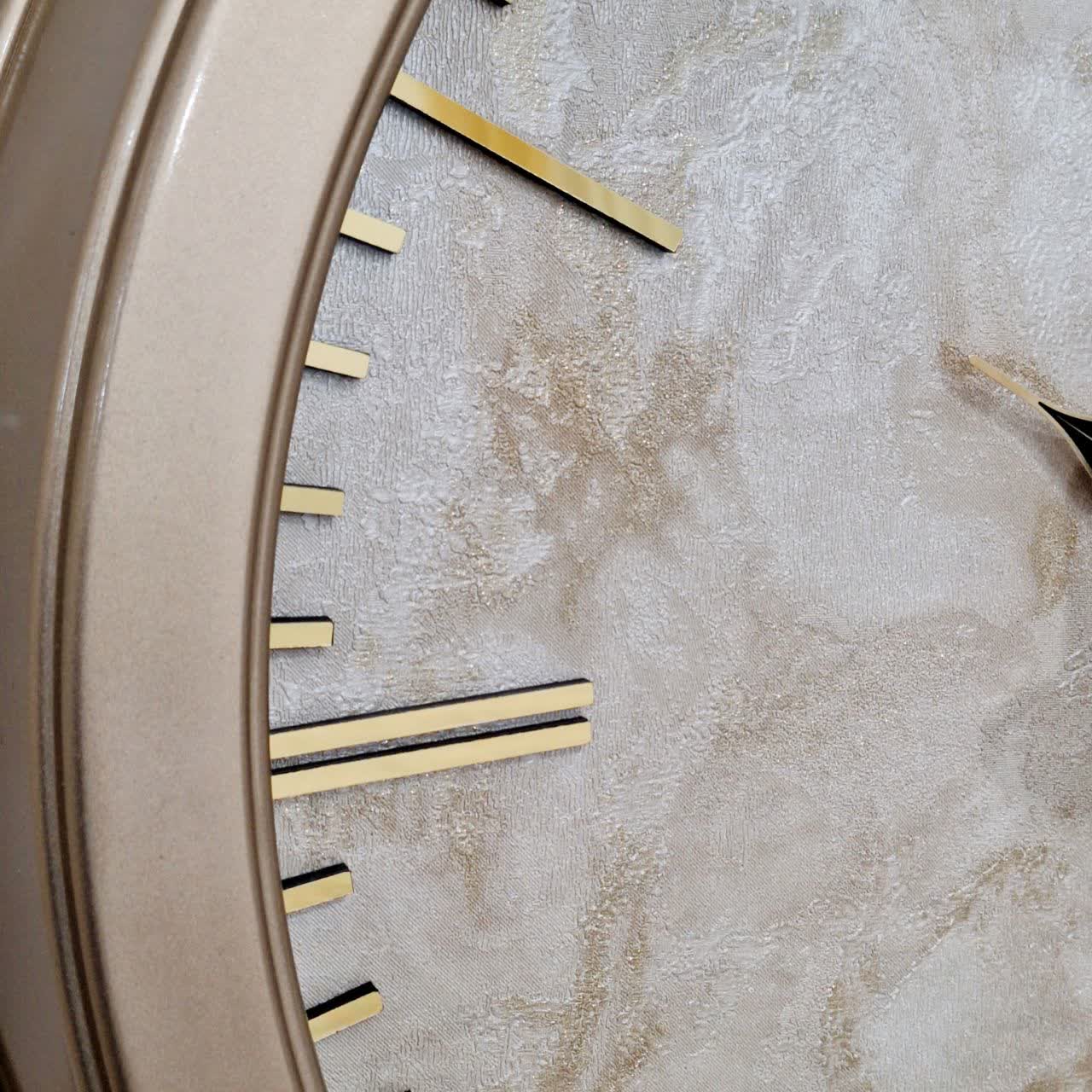 ساعت دیواری بژ فایبر با طراحی مینیمال از نمای دیگر