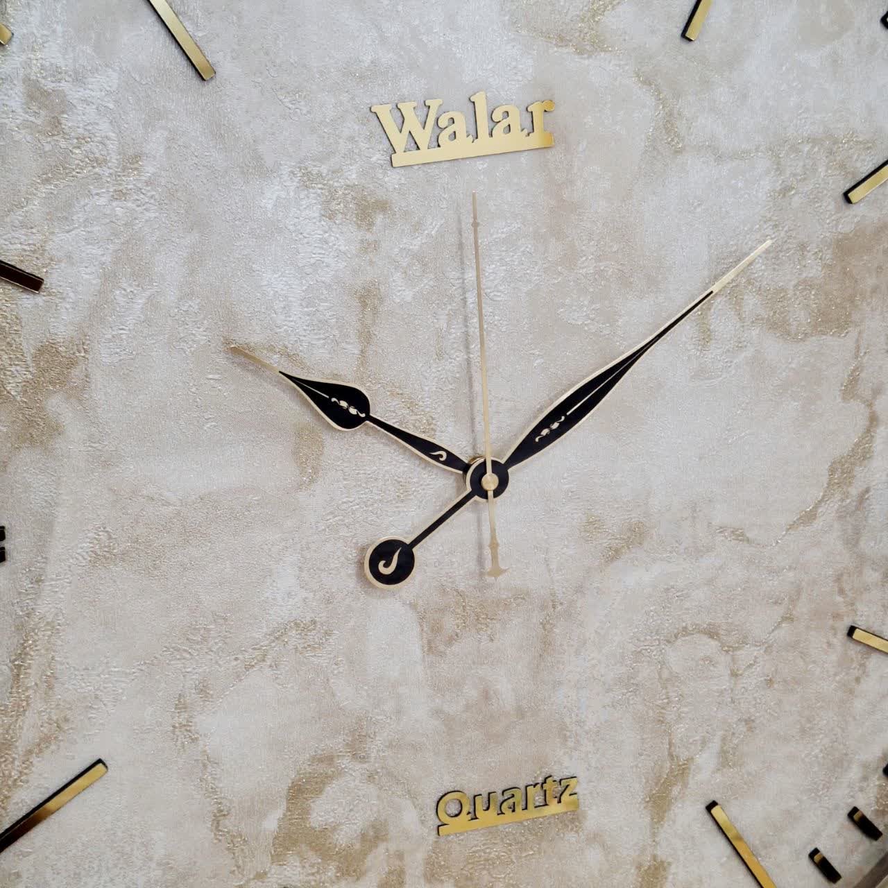 ساعت دیواری بژ فایبر با طراحی مینیمال از نمای نزدیک