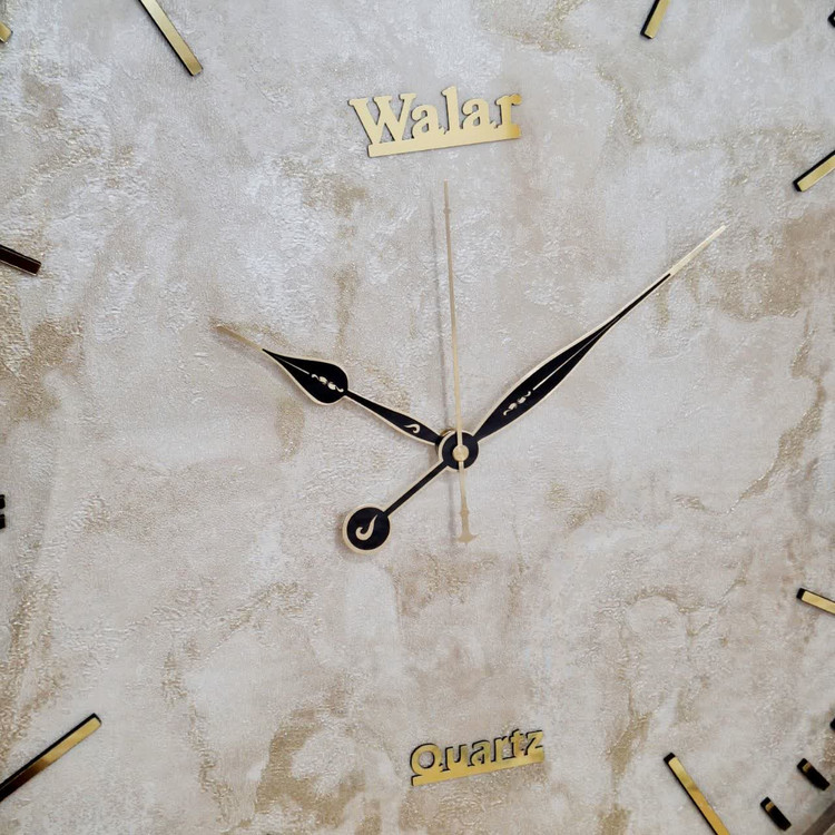ساعت دیواری بژ فایبر با طراحی مینیمال از نمای نزدیک