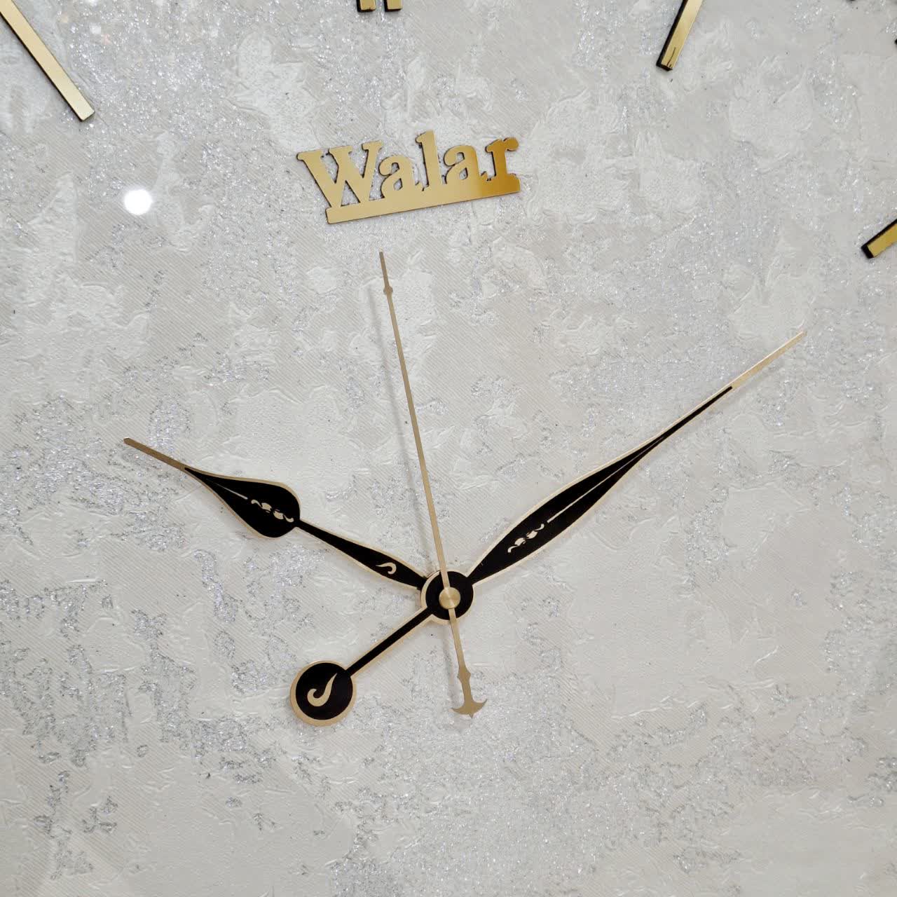 ساعت دیواری سفید 60 سانتی‌متری فایبر با طراحی مینیمال از نمای نزدیک