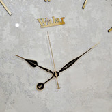 ساعت دیواری سفید 60 سانتیمتری فایبر با طراحی مینیمال از نمای نزدیک