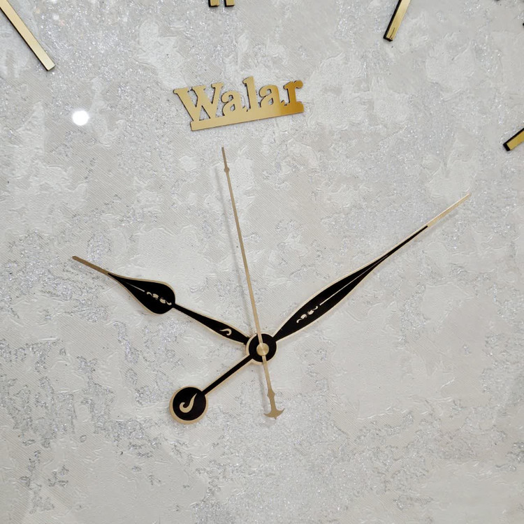 ساعت دیواری سفید 60 سانتیمتری فایبر با طراحی مینیمال از نمای نزدیک