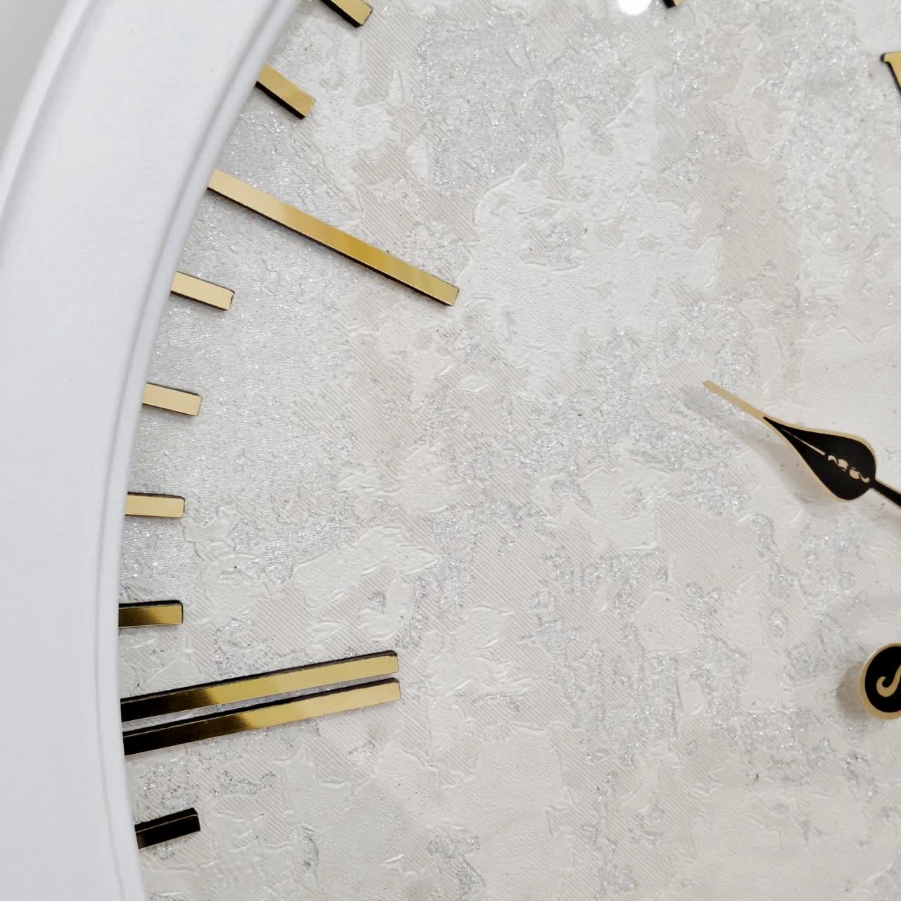 ساعت دیواری سفید 60 سانتی‌متری فایبر با طراحی مینیمال از نمای نزدیک تر