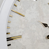 ساعت دیواری سفید 60 سانتیمتری فایبر با طراحی مینیمال از نمای نزدیک تر