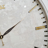 ساعت دیواری سفید 60 سانتیمتری فایبر با طراحی مینیمال از نمای دیگر