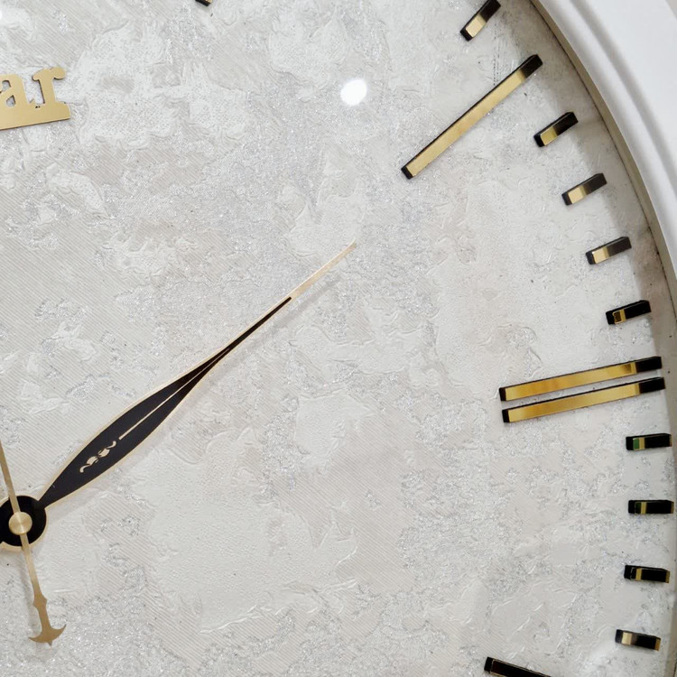 ساعت دیواری سفید 60 سانتیمتری فایبر با طراحی مینیمال از نمای دیگر