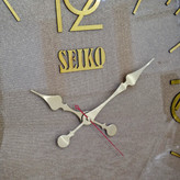 ساعت دیواری قهوهای 70 سانتیمتری چوبی با طراحی مینیمال از نمای نزدیک