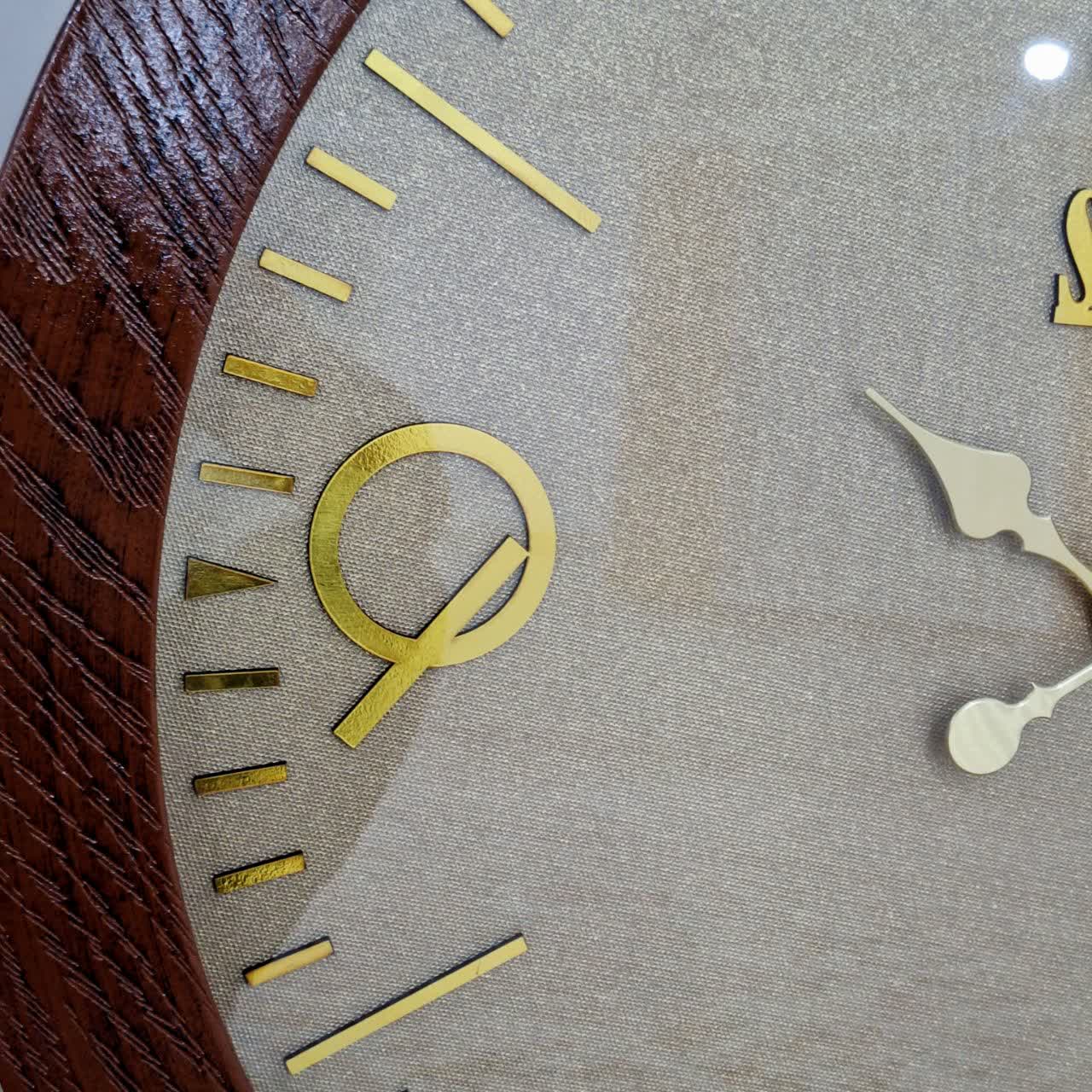 ساعت دیواری قهوه‌ای 70 سانتی‌متری چوبی با طراحی مینیمال از نمای نزدیک تر