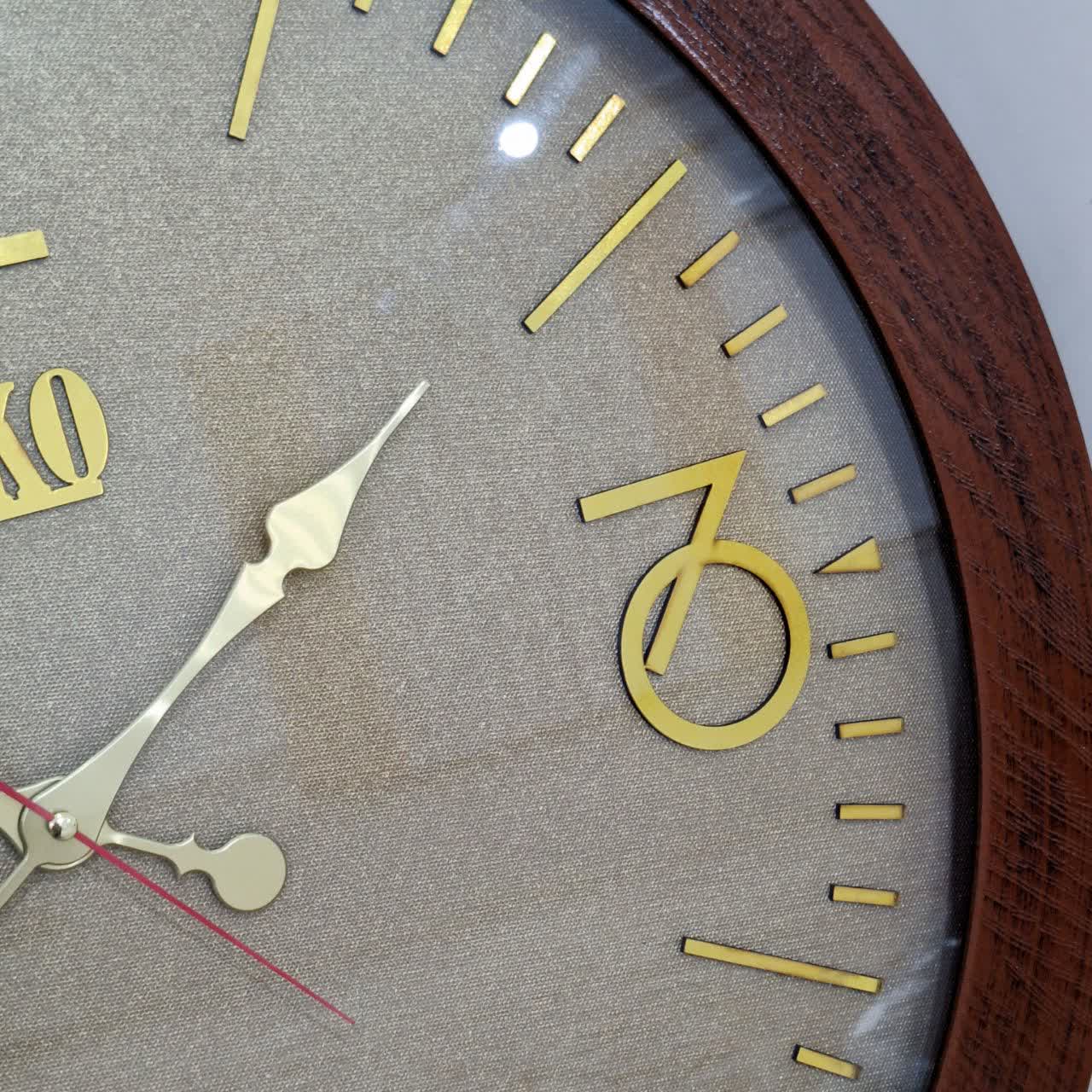 ساعت دیواری قهوهای 70 سانتیمتری چوبی با طراحی مینیمال از نمای اعداد