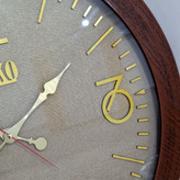 ساعت دیواری قهوهای 70 سانتیمتری چوبی با طراحی مینیمال از نمای اعداد