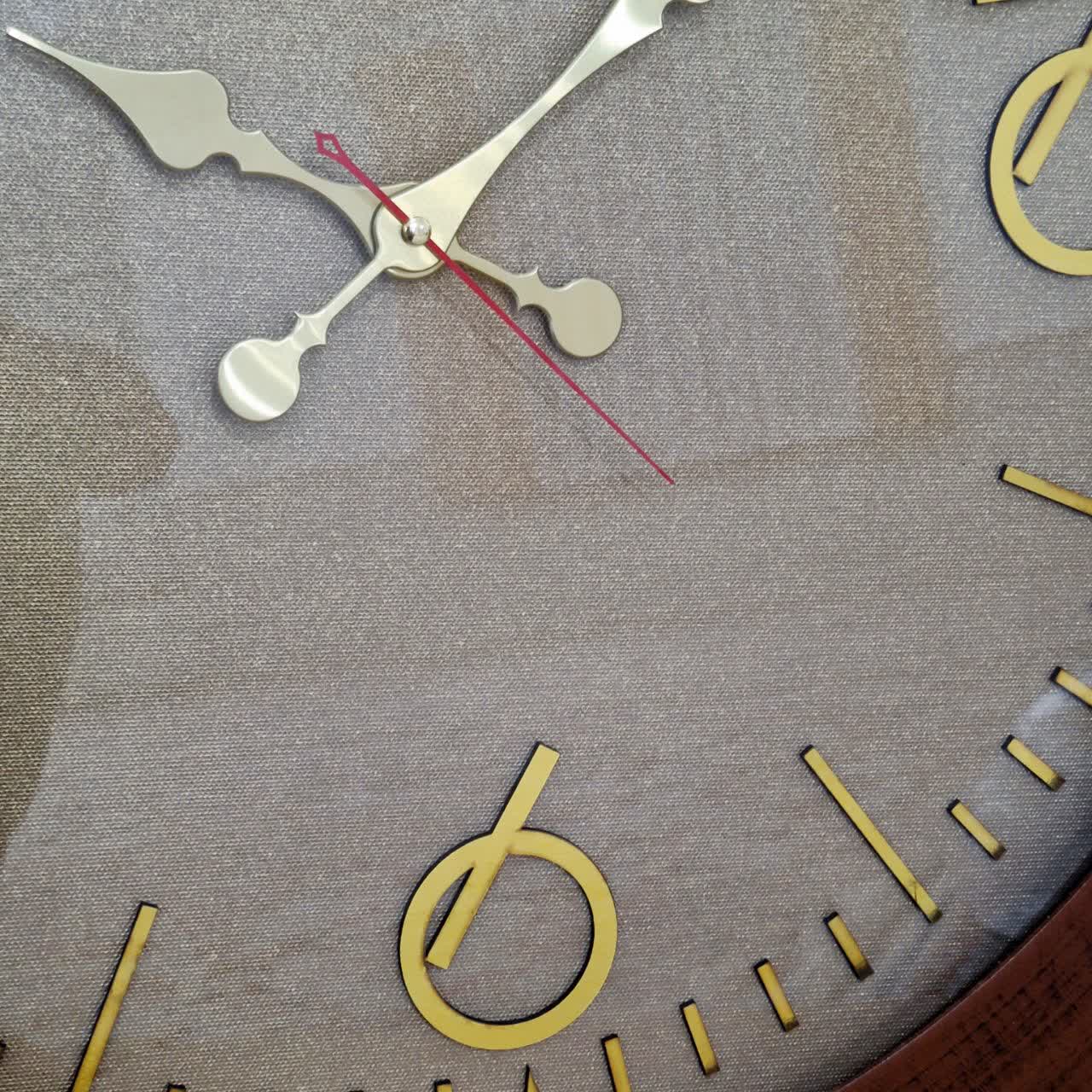 ساعت دیواری قهوه‌ای 70 سانتی‌متری چوبی با طراحی مینیمال از نمای دیگر