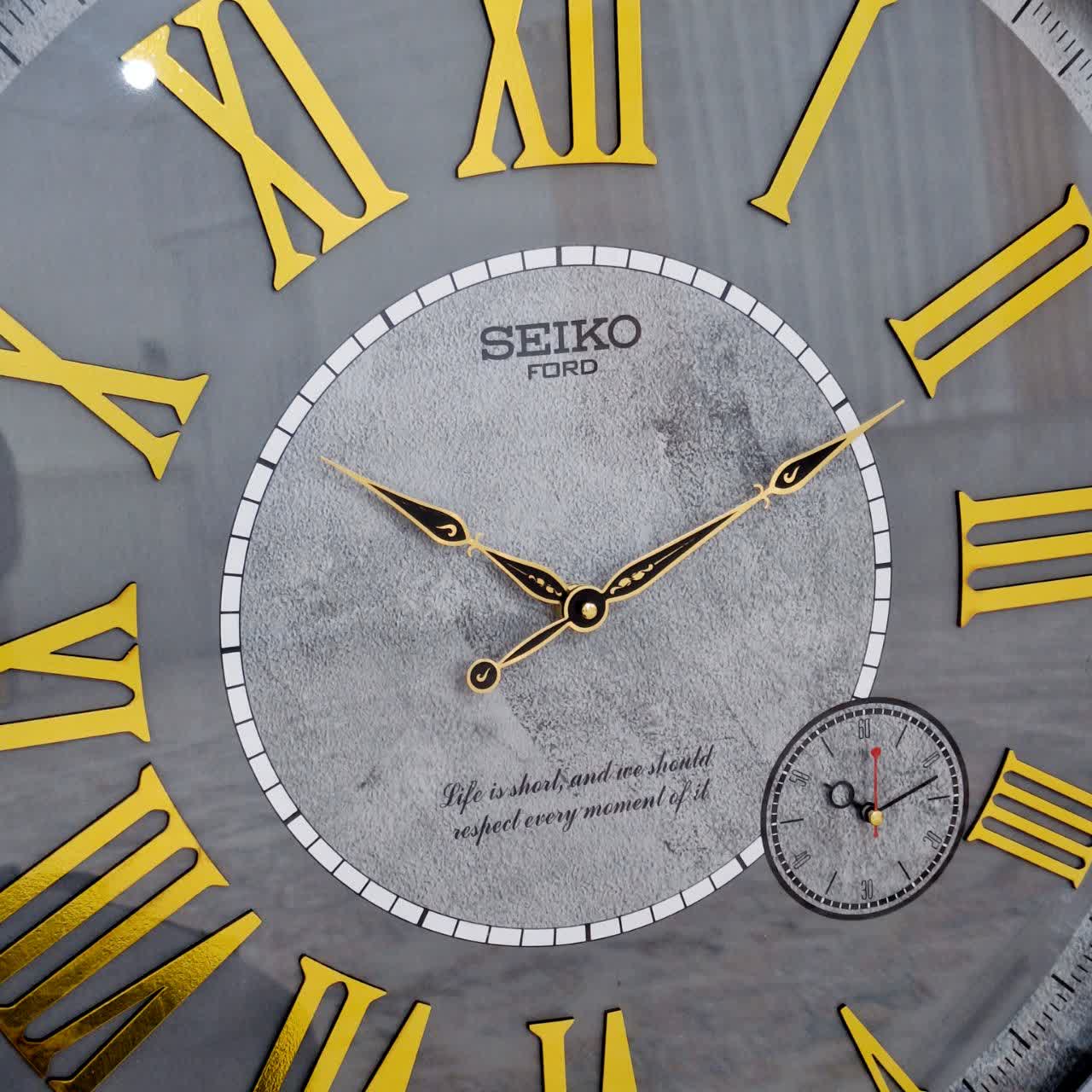 ساعت دیواری طوسی 70 سانتی‌متری چوبی با اعداد رومی از نمای نزدیک