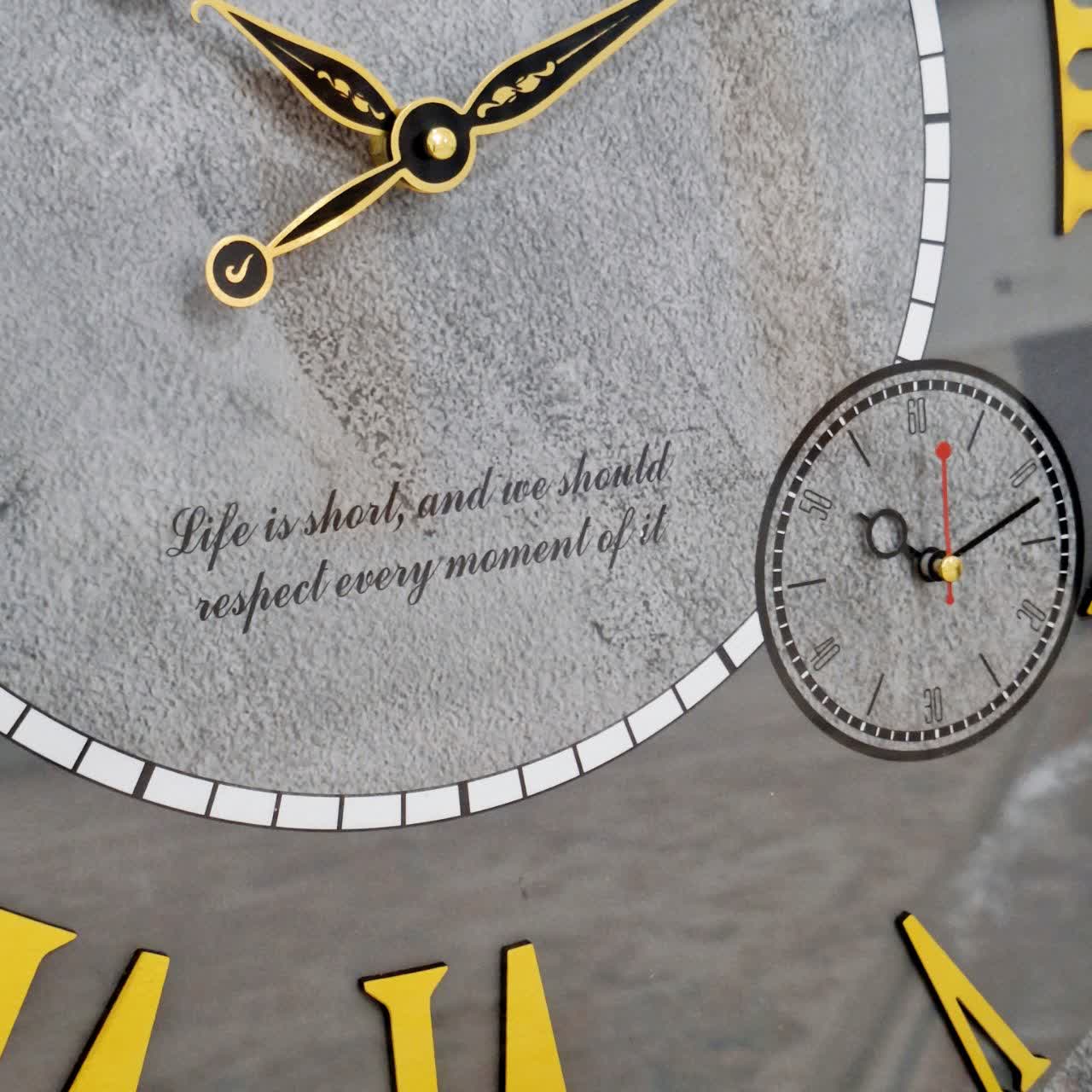 ساعت دیواری طوسی 70 سانتی‌متری چوبی با اعداد رومی از نمای نزدیک تر