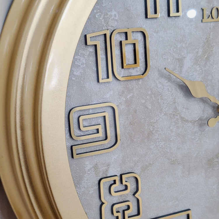 ساعت دیواری طلایی 40 سانتیمتری فایبر با اعداد انگلیسی برجسته از نمای نزدیک اعداد