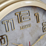 ساعت دیواری طلایی 40 سانتیمتری فایبر با اعداد انگلیسی برجسته از نمای نزدیک عقربه ها