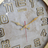 ساعت دیواری طلایی 40 سانتیمتری فایبر با اعداد انگلیسی برجسته از نمای نزدیک