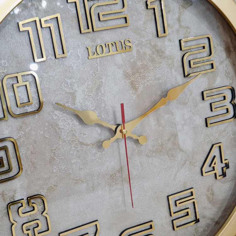 ساعت دیواری طلایی 40 سانتیمتری فایبر با اعداد انگلیسی برجسته از نمای نزدیک