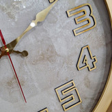 ساعت دیواری طلایی 40 سانتیمتری فایبر با اعداد انگلیسی برجسته از نمای نزدیک دیگر